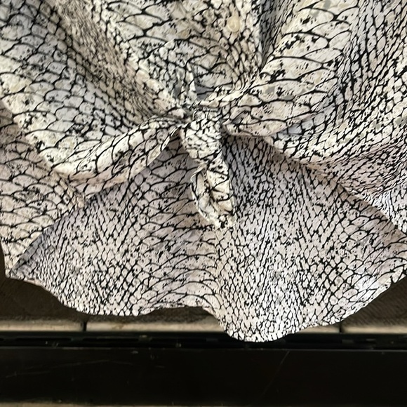 Investments black and white button down blouse. Size 1X - Picture 4 of 7